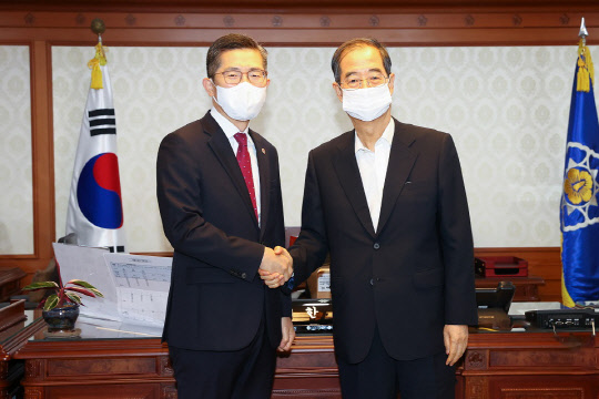 이필수(왼쪽) 대한의사협회장과 한덕수 국무총리가 19일 정부서울청사에서 면담을 가진 뒤 기념촬영하고 있다. <의협 제공>